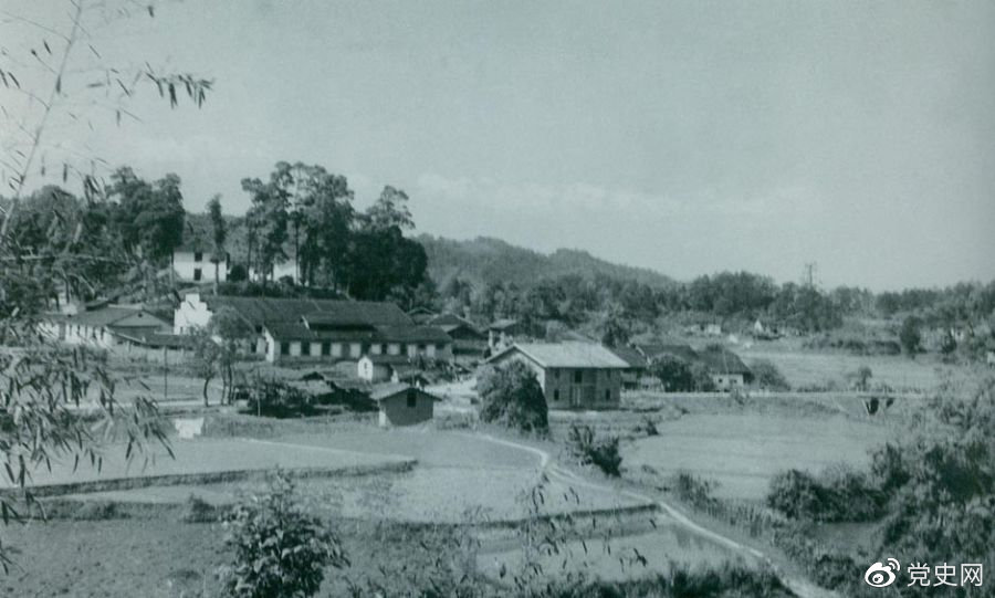1934年8月，任弼時(shí)等率紅六軍團9700余人，從橫石和新江口出發(fā)，開(kāi)始西征。圖為江西遂川縣橫石。