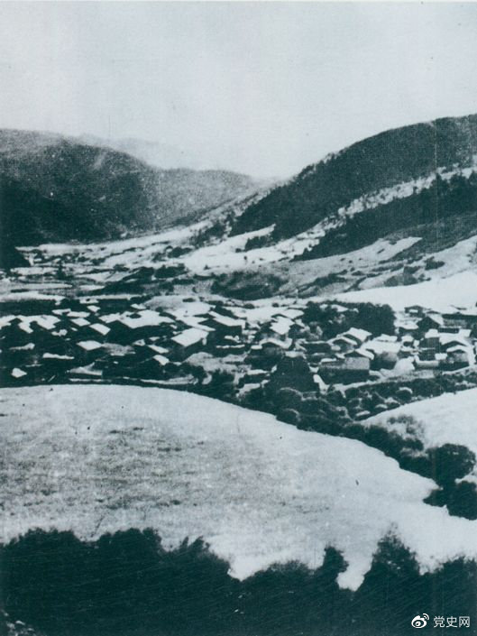 1935年8月20日，中共中央政治局在毛兒蓋召開(kāi)會(huì )議，作出了《關(guān)于目前戰略方針之補充決定》，再次重申兩河口會(huì )議關(guān)于北上的戰略方針。圖為毛兒蓋。