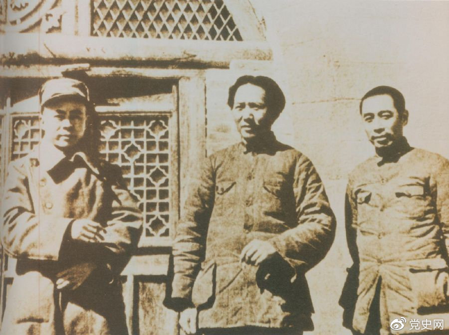 洛川會(huì )議上組成了新的中共中央革命軍事委員會(huì )，毛澤東為書(shū)記（亦稱(chēng)主席）。這是毛澤東、周恩來(lái)和任弼時(shí)的合影。